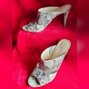 Tesori Cream & Black Leather Snakeskin Print Open-Toe Heeled Mules - Size 8M